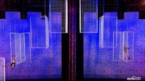 队友疯狂给他做掩护